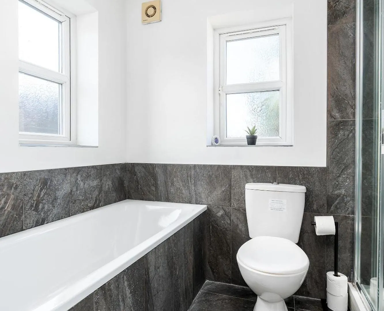 4Bdr House,8 Guests, Contractor Stays , Holiday Home, Free Parking, Reliable Wifi, Worksite And Amenities Nearby!  Doncaster