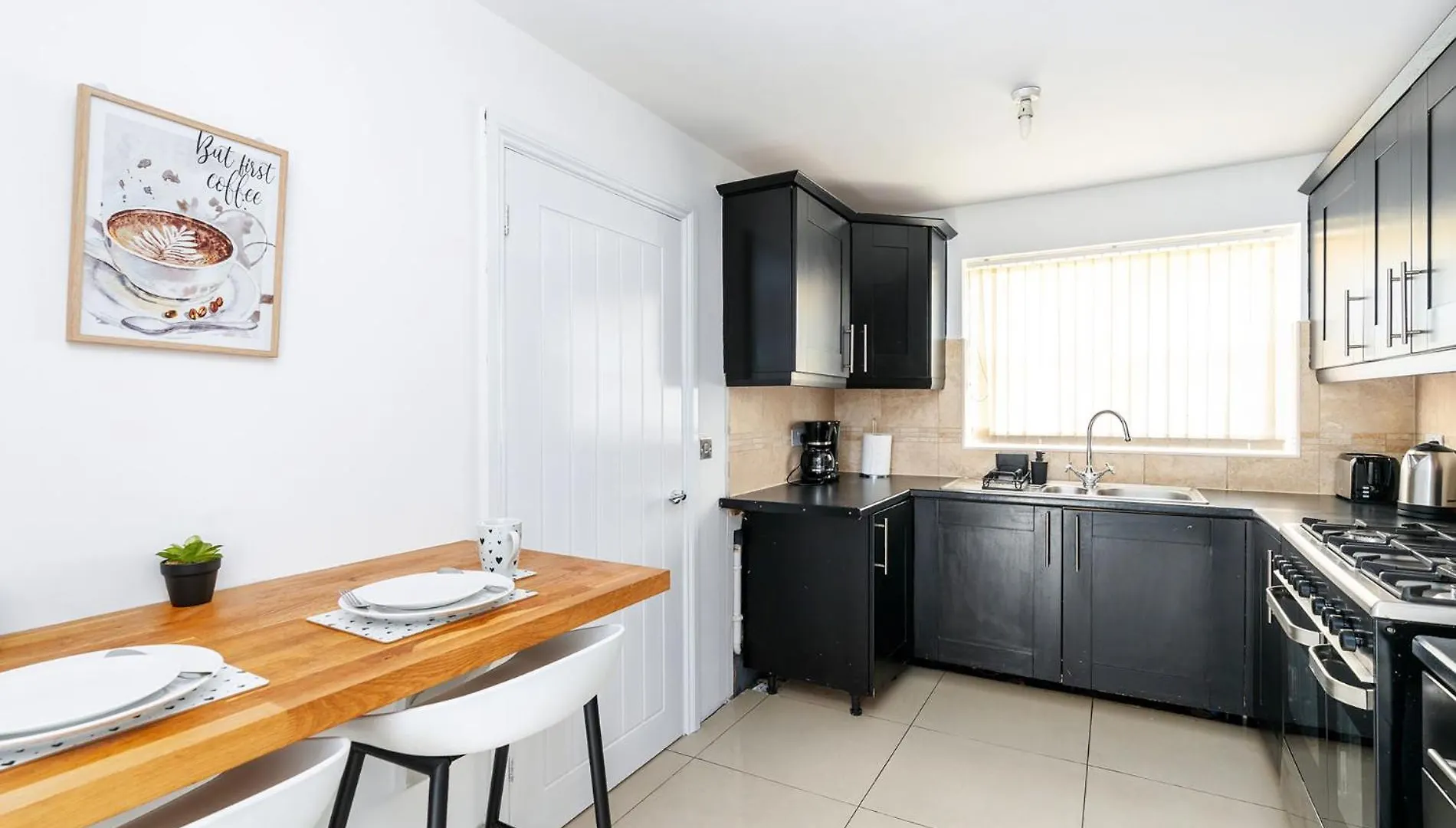 4Bdr House,8 Guests, Contractor Stays , Holiday Home, Free Parking, Reliable Wifi, Worksite And Amenities Nearby!  Doncaster