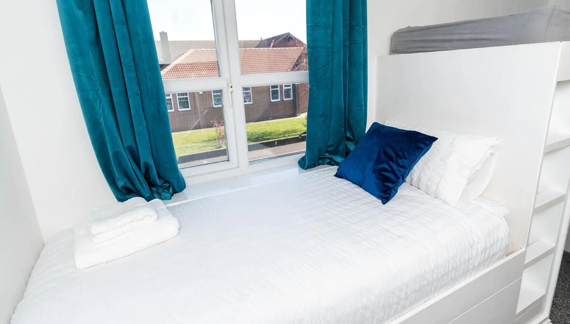 4Bdr House,8 Guests, Contractor Stays , Holiday Home, Free Parking, Reliable Wifi, Worksite And Amenities Nearby! 0*, Doncaster