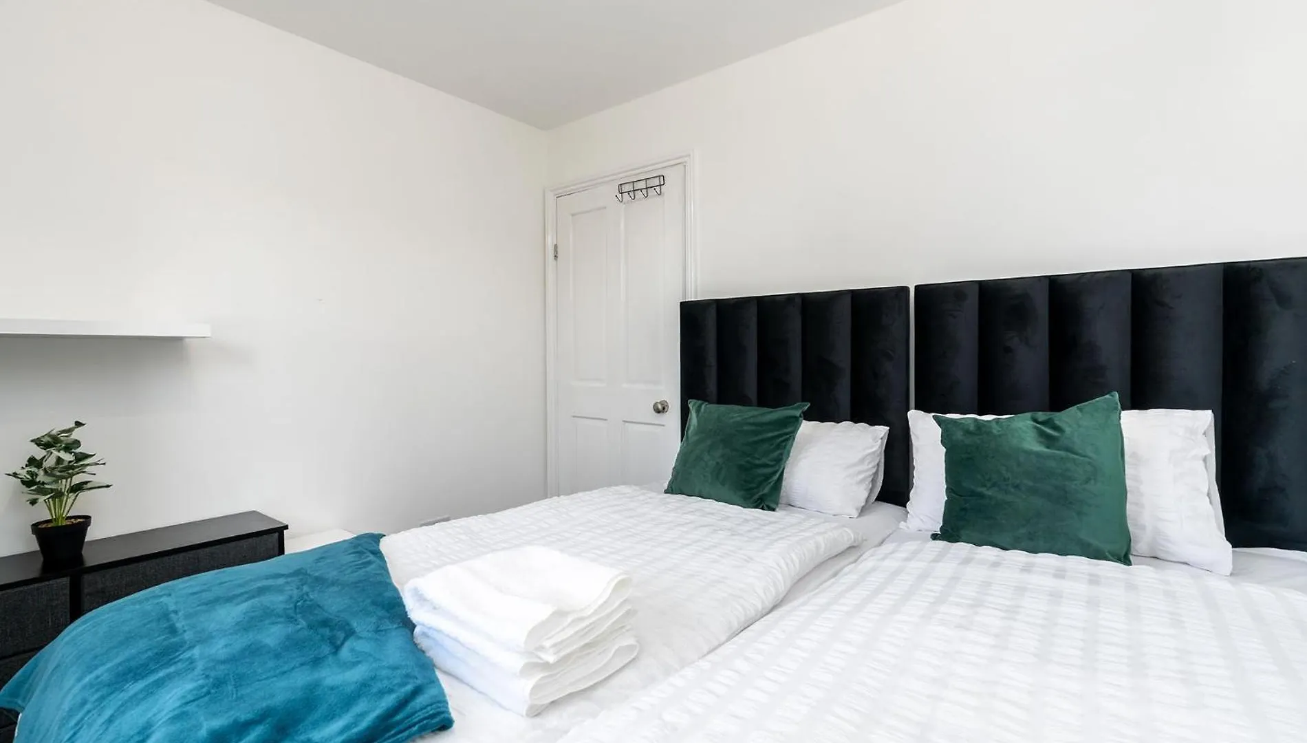4Bdr House,8 Guests, Contractor Stays , Holiday Home, Free Parking, Reliable Wifi, Worksite And Amenities Nearby!  Doncaster